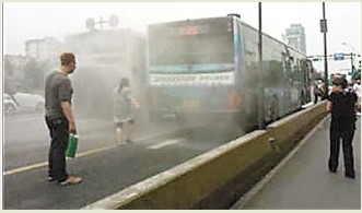 杭州K25路公交车自燃