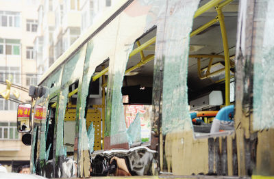 被砸毁的67路公交车