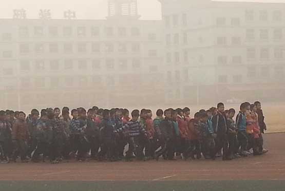 孩子雾霾中跑步锻炼