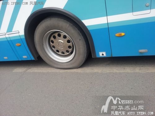 公交车意外爆胎