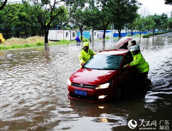 暴雨致广州交通中断